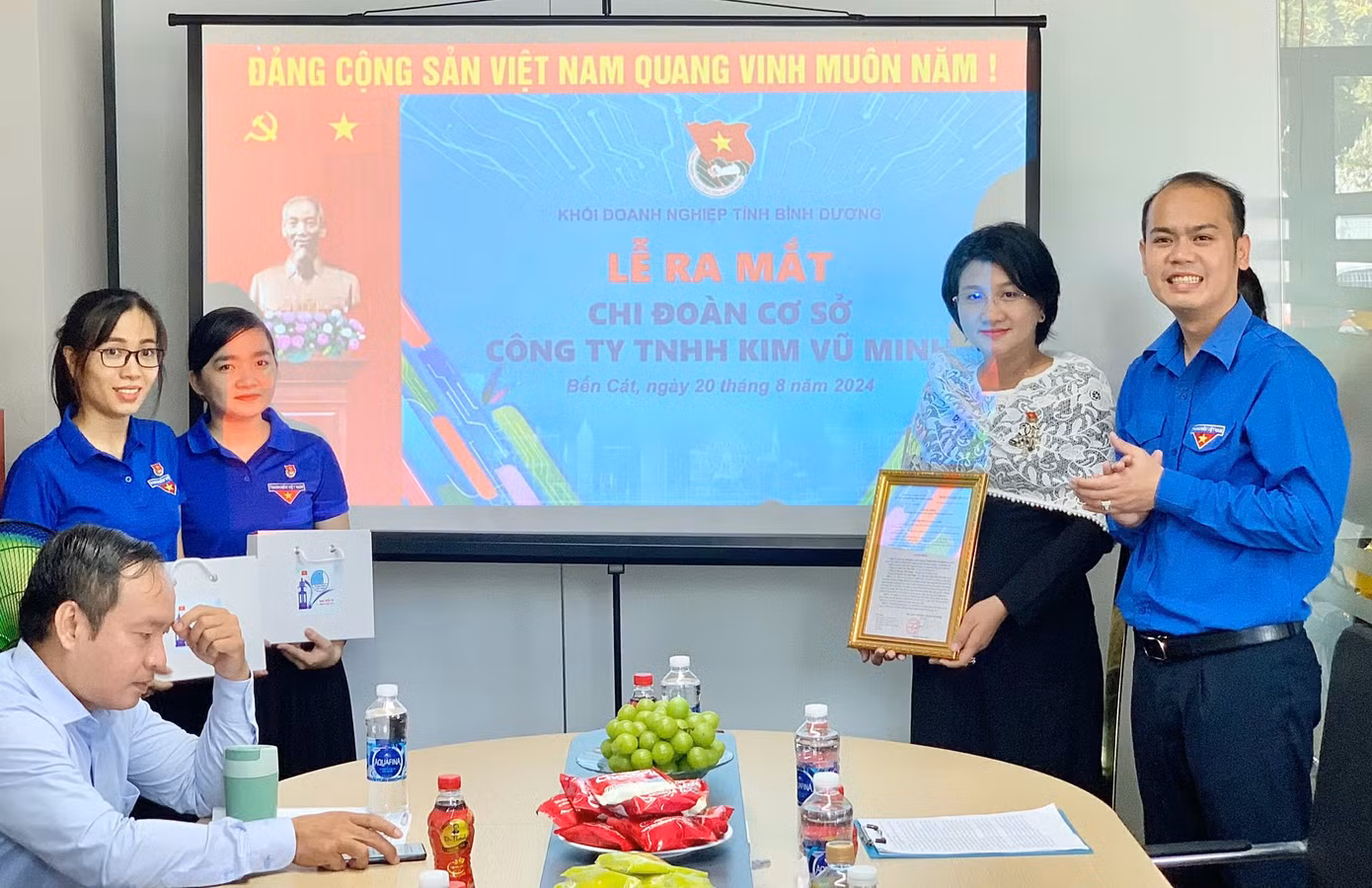 Ra mắt Chi Đoàn cơ sở Công ty TNHH Kim Vũ Minh. Ảnh: Tuấn Vũ