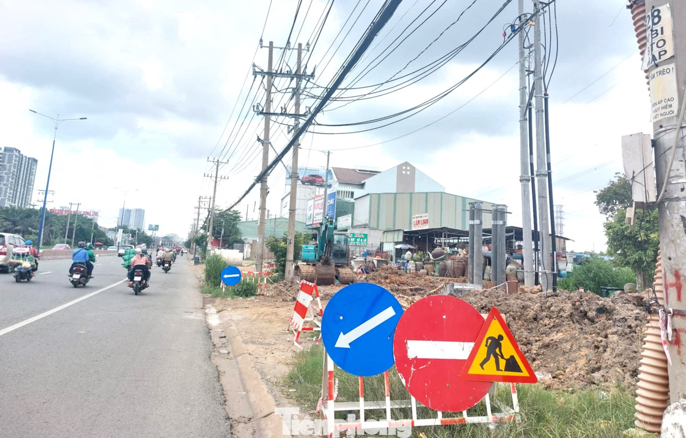 Trước đó, tháng 4/2022, UBND tỉnh Bình Dương chính thức khởi công dự án nâng cấp, mở rộng Quốc lộ 13 từ 6 lên 8 làn xe dài 12,7km. Dự án có vốn đầu tư khoảng gần 1.400 tỷ đồng. Trước đó, tháng 4/2022, UBND tỉnh Bình Dương chính thức khởi công dự án nâng cấp, mở rộng Quốc lộ 13 từ 6 lên 8 làn xe dài 12,7km. Dự án có vốn đầu tư khoảng gần 1.400 tỷ đồng.