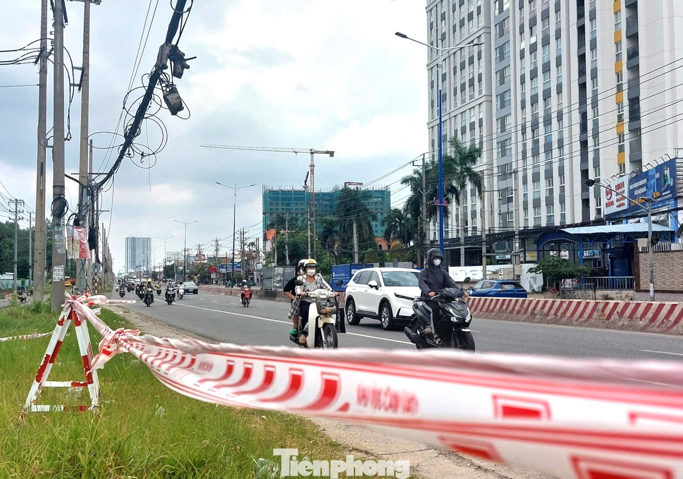 Trong khi đó, tại thành phố Thuận An, đoạn từ cổng chào Vĩnh Phú đến cầu Ông Bố (4,9km) đã bàn giao mặt bằng đạt trên 53%. Còn lại, dự kiến sẽ bàn giao trong quý III/2024 hoặc có thể phải kéo dài qua quý IV/2024. Trong khi đó, tại thành phố Thuận An, đoạn từ cổng chào Vĩnh Phú đến cầu Ông Bố (4,9km) đã bàn giao mặt bằng đạt trên 53%. Còn lại, dự kiến sẽ bàn giao trong quý III/2024 hoặc có thể phải kéo dài qua quý IV/2024.