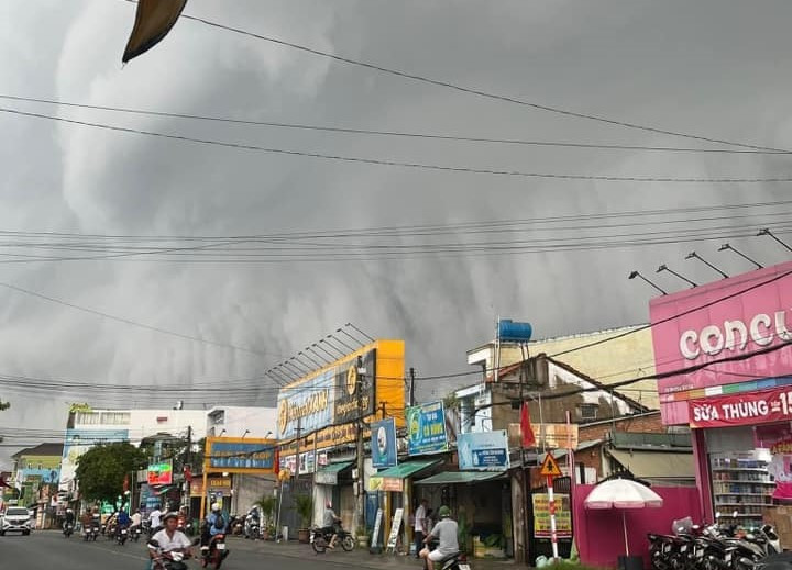 Theo ghi nhận của phóng viên, đến 17h50 chiều cùng ngày, tại tỉnh Bình Dương trời còn mưa rải rác ở nhiều nơi, không có gió mạnh như các ngày trước đó. Theo ghi nhận của phóng viên, đến 17h50 chiều cùng ngày, tại tỉnh Bình Dương trời còn mưa rải rác ở nhiều nơi, không có gió mạnh như các ngày trước đó.