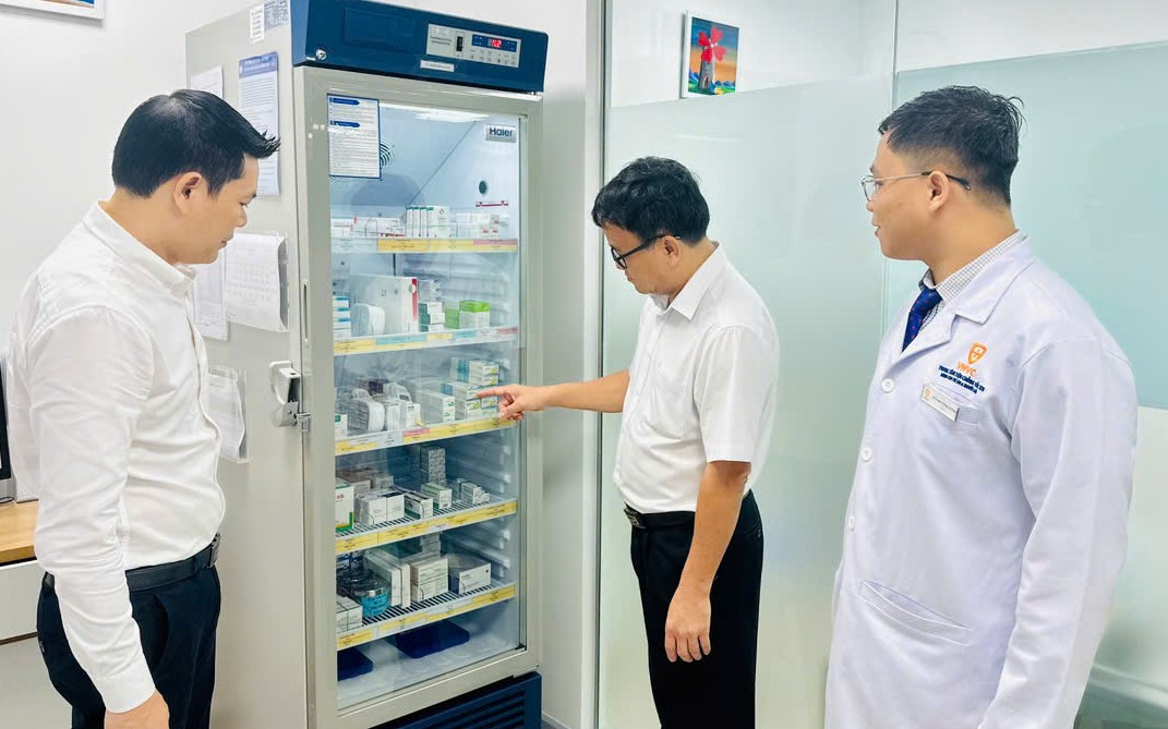 Lãnh đạo Sở Y tế tỉnh Bình Dương kiểm tra vắc xin phòng ngừa bệnh sởi