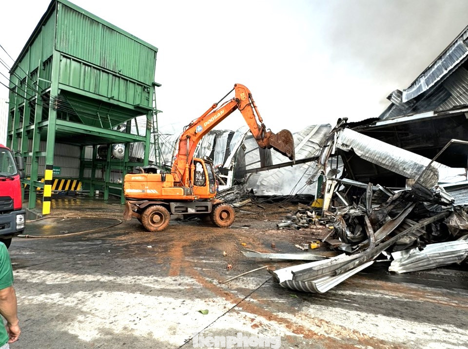 Lực lượng chức năng khắc phục sau vụ cháy