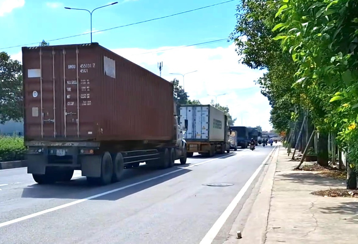 Đường Mỹ Phước Tân Vạn không còn cảnh ô tô lấn làn xe máy sau đợt ra quân của CSGT.