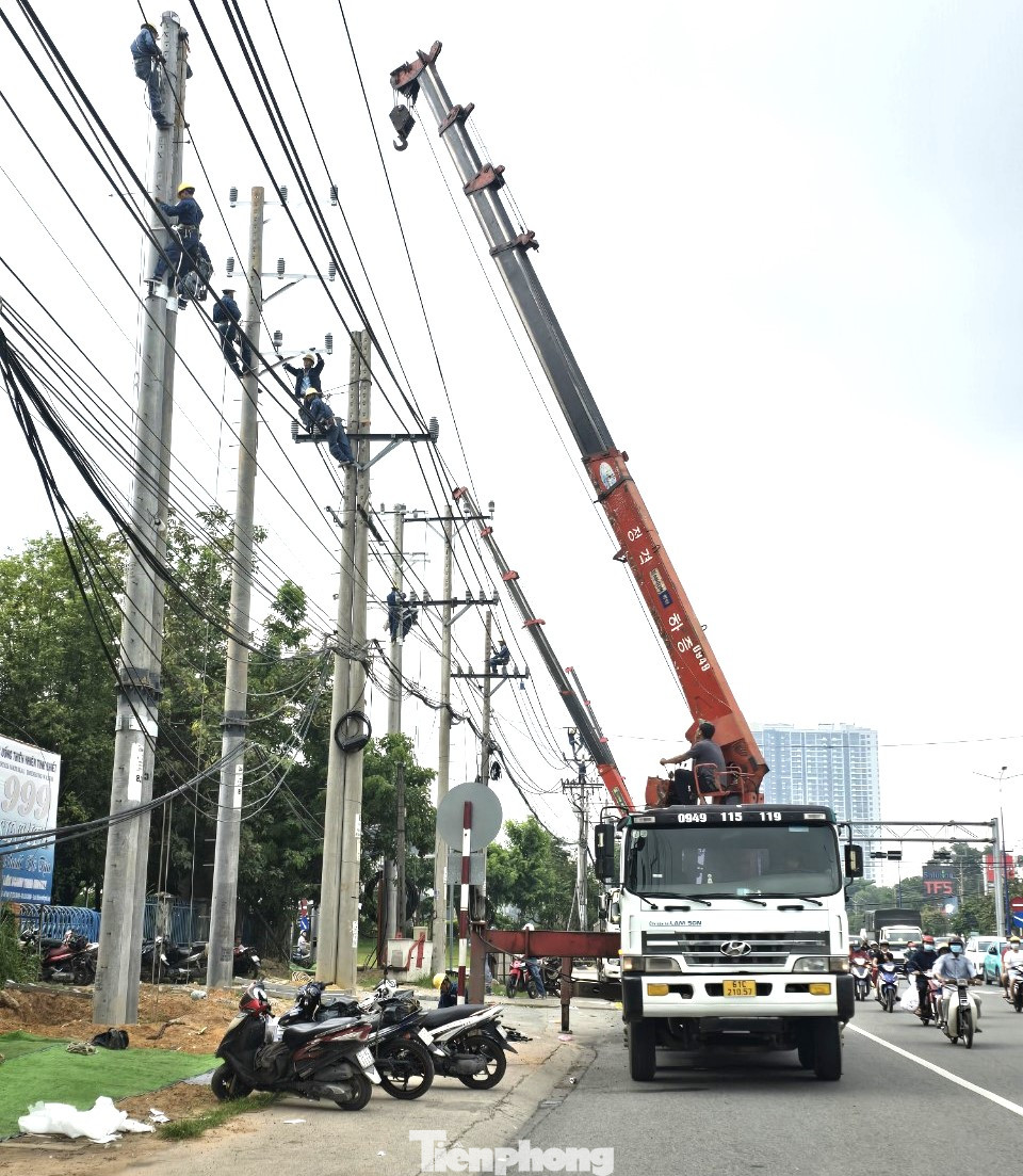 Nhằm bảo đảm tiến độ di dời lưới điện cho dự án theo đúng kế hoạch 150 ngày, ngành chức năng đang khẩn trương giải tỏa mặt bằng các hộ còn lại. Nhằm bảo đảm tiến độ di dời lưới điện cho dự án theo đúng kế hoạch 150 ngày, ngành chức năng đang khẩn trương giải tỏa mặt bằng các hộ còn lại.