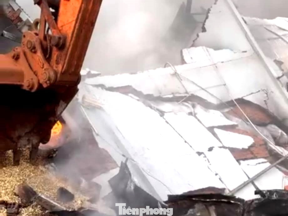 Ngoài ra, các lực lượng tại chỗ như Công an huyện, Quân sự huyện và Điện lực Phú Riềng, Trung tâm Y tế huyện Phú Riềng… cũng có mặt tại hiện trường hỗ trợ chữa cháy, phá dỡ tường bao, di dời nhiều tấn hàng hóa đến khu vực an toàn, giảm thiệt hại khi đám cháy có thể lan rộng hơn.