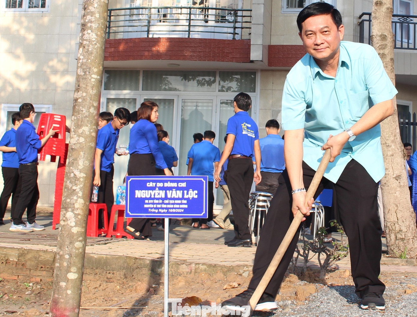 Chủ tịch HĐND tỉnh Bình Dương Nguyễn Văn Lộc trồng cây tại công trình.