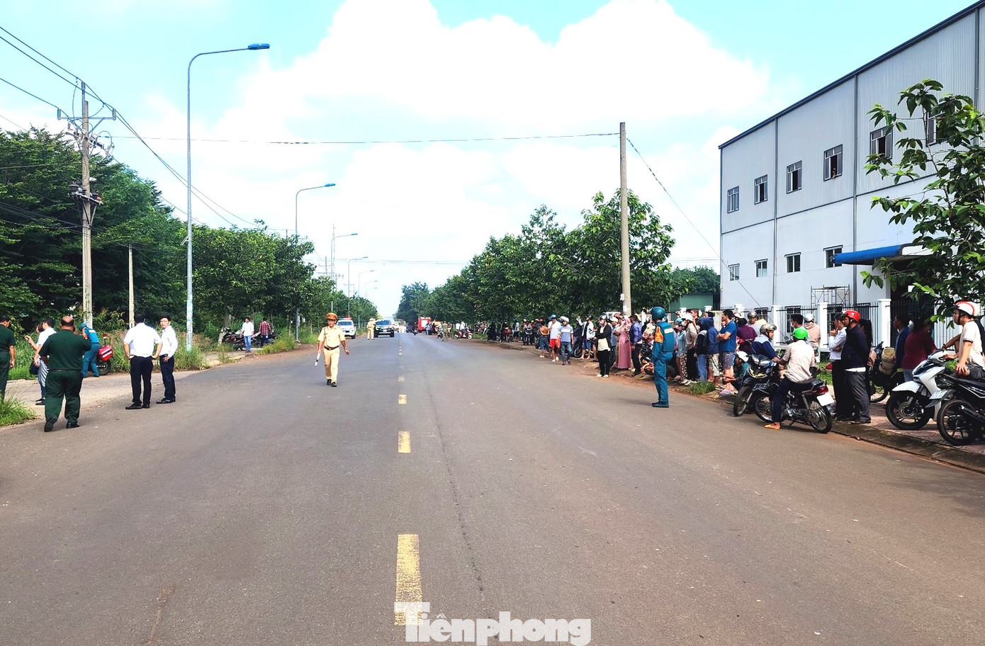 Rất đông người dân đến theo dõi vụ nổ