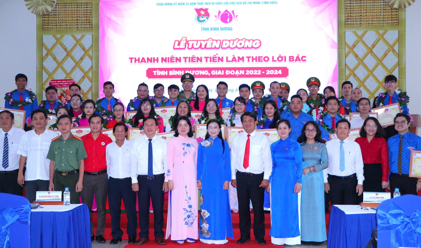 Các đại biểu và gương điển hình chụp ảnh lưu niệm