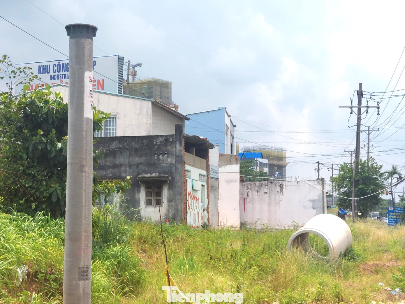 Ngoài ra, việc di dời hạ tầng lưới điện chạy dọc Quốc lộ 13, hiện nay đang thi công di dời điện các đoạn từ cầu ông Bố cho đến ngã tư Lê Hồng Phong. Ngoài ra, việc di dời hạ tầng lưới điện chạy dọc Quốc lộ 13, hiện nay đang thi công di dời điện các đoạn từ cầu ông Bố cho đến ngã tư Lê Hồng Phong.