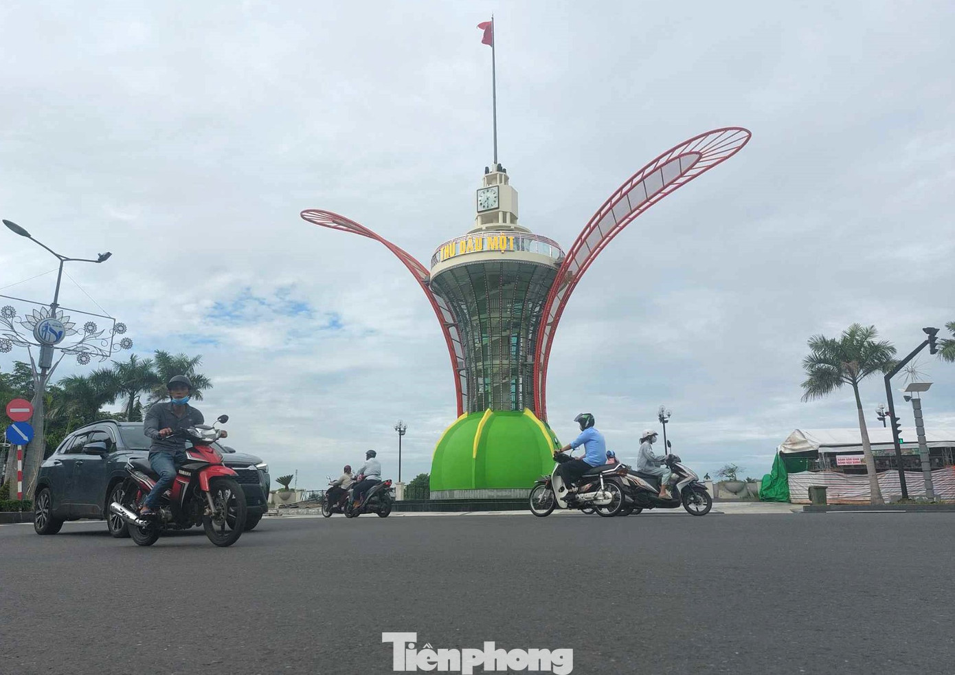 Theo thiết kế tổng thể, công trình biểu tượng cánh hoa dầu với phần trái dầu là chân đế được kết nối với phần thân tháp, phần trên cùng đồng hồ được thiết kế mô phỏng giống tháp chợ Thủ Dầu Một với 4 hướng mặt đồng hồ để theo dõi giờ, phía bên trên có lắp cột cờ. Tổng chiều cao từ chân tháp đến đến cột cờ là 24m.