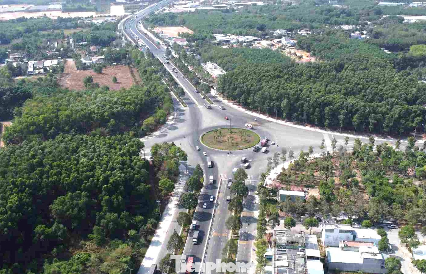 Một vị trí vòng xoay Mỹ Phước 3 (đoạn qua địa bàn phường Thới Hòa, TP Bến Cát). Một vị trí vòng xoay Mỹ Phước 3 (đoạn qua địa bàn phường Thới Hòa, TP Bến Cát).