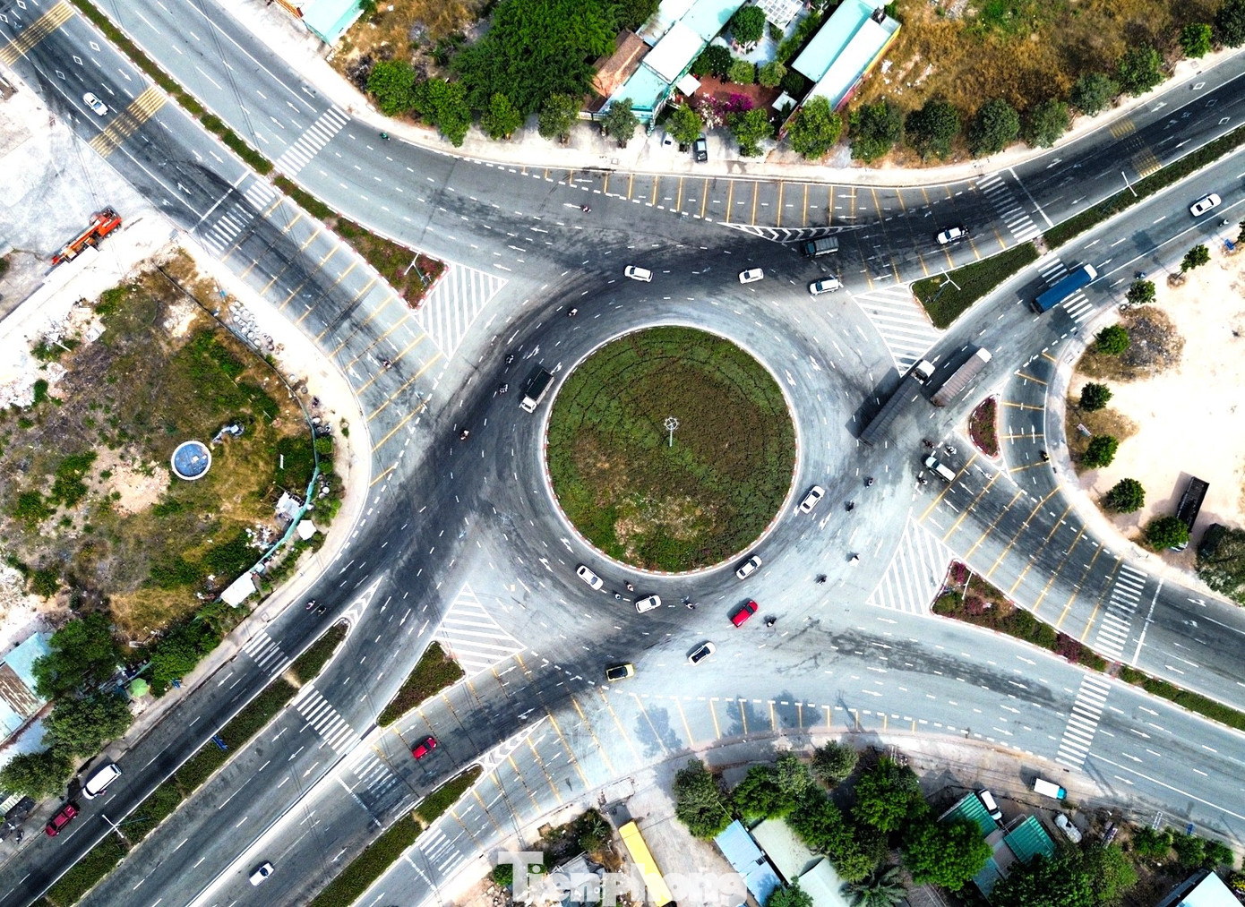 Vòng xoay Định Hòa nhìn từ trên cao. Đây là điểm giao nhau giữa đường Mỹ Phước Tân Vạn và đường Võ Văn Kiệt Vòng xoay Định Hòa nhìn từ trên cao. Đây là điểm giao nhau giữa đường Mỹ Phước Tân Vạn và đường Võ Văn Kiệt