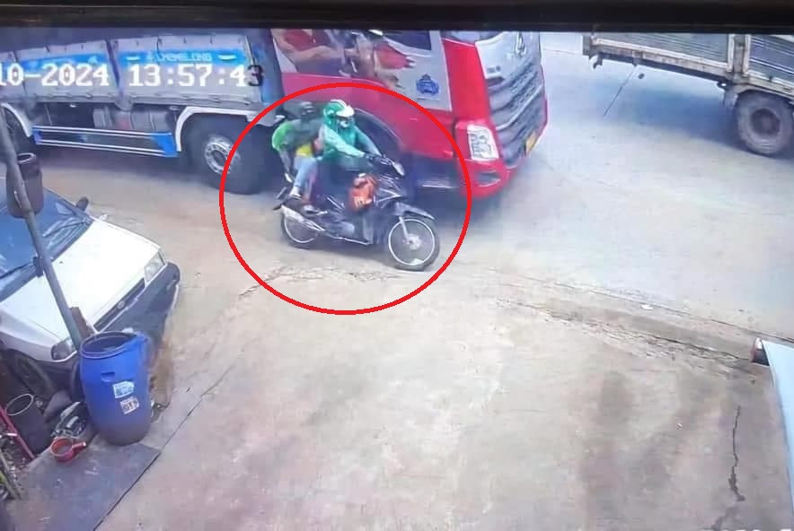 Xe tải lấn làn ép xe máy ngã xuống đường (Ảnh: camera an ninh ghi lại) Xe tải lấn làn ép xe máy ngã xuống đường (Ảnh: camera an ninh ghi lại)