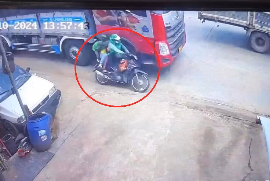 Xe tải lấn làn ép xe máy ngã xuống đường (Ảnh: camera an ninh ghi lại) Xe tải lấn làn ép xe máy ngã xuống đường (Ảnh: camera an ninh ghi lại)