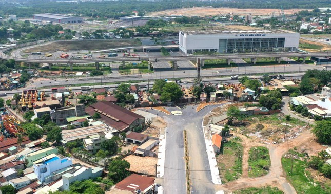 Dự án đường trục chính Đông-Tây có chiều dài tuyến khoảng 3km, đi qua 3 phường Bình An, Bình Thắng và Đông Hòa (TP Dĩ An, Bình Dương). Dự án có tổng vốn đầu tư hơn 729 tỷ đồng. Dự án được mở rộng từ 12m lên 32m với 6 làn xe chạy, 3m vỉa hè mỗi bên. Dự kiến sẽ thông tuyến trong tháng 12 tới. Dự án đường trục chính Đông-Tây có chiều dài tuyến khoảng 3km, đi qua 3 phường Bình An, Bình Thắng và Đông Hòa (TP Dĩ An, Bình Dương). Dự án có tổng vốn đầu tư hơn 729 tỷ đồng. Dự án được mở rộng từ 12m lên 32m với 6 làn xe chạy, 3m vỉa hè mỗi bên. Dự kiến sẽ thông tuyến trong tháng 12 tới.