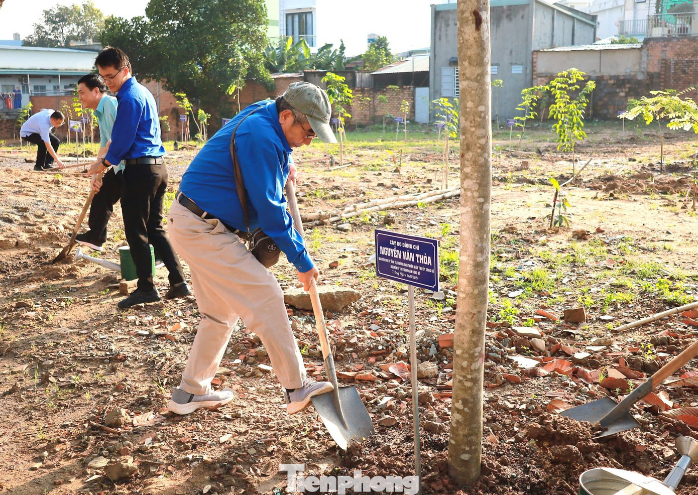 Ông Nguyễn Văn Thỏa - nguyên Bí thư Tỉnh Đoàn Sông Bé, Chủ nhiệm CLB cựu cán bộ Đoàn Sông Bé – Bình Dương – Bình Phước trồng cây tại công trình.
