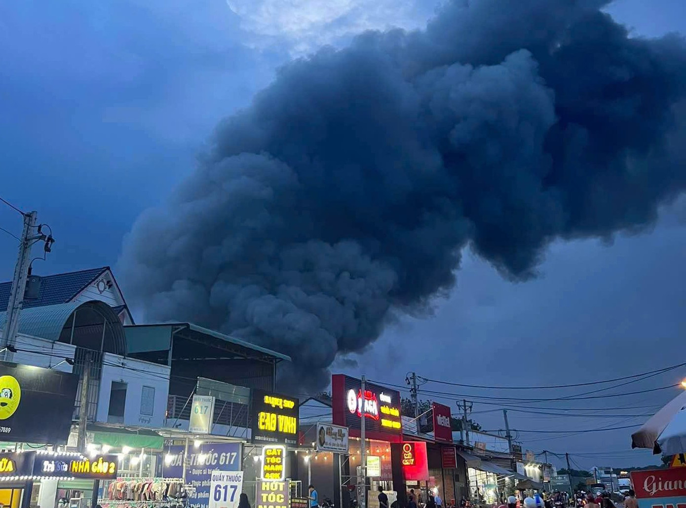 Công an tỉnh Bình Dương điều động 15 xe chuyên dụng cùng 88 cán bộ, chiến sĩ đến hiện trường triển khai công tác chữa cháy. Công an tỉnh Bình Dương điều động 15 xe chuyên dụng cùng 88 cán bộ, chiến sĩ đến hiện trường triển khai công tác chữa cháy.