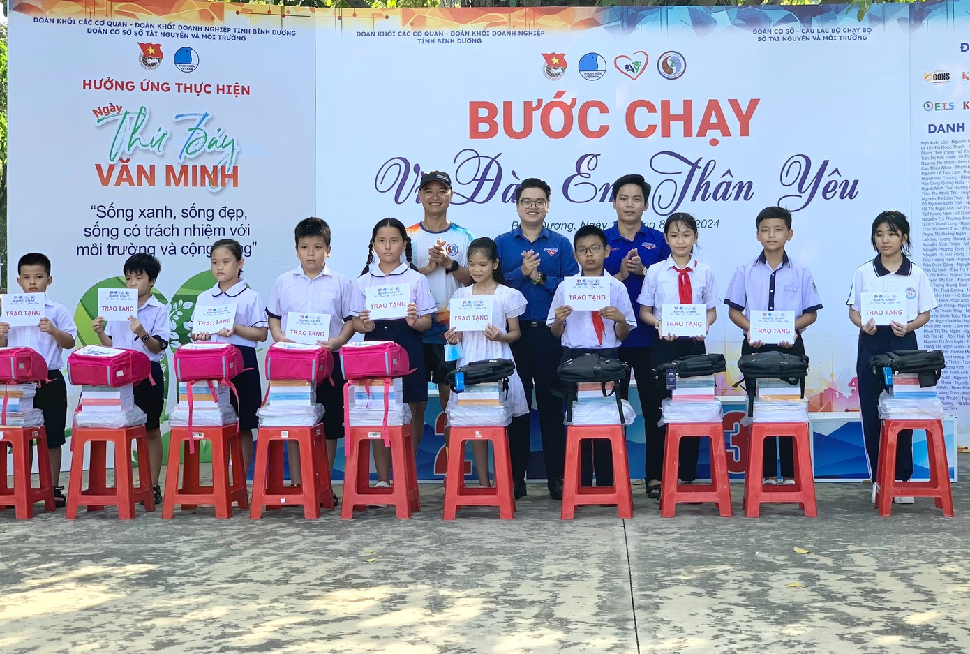 Tặng quà cho con em thanh niên công nhân