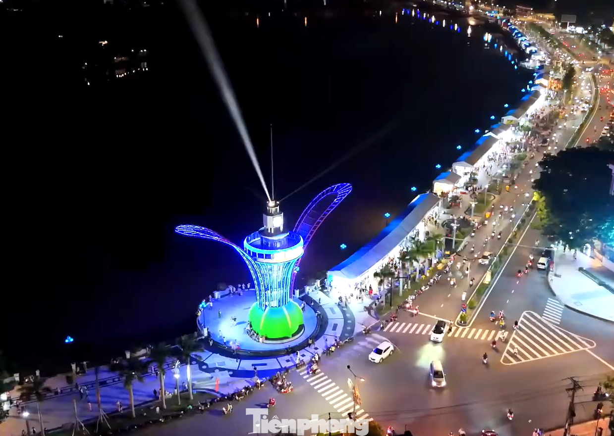 Công trình có phần trái dầu là chân đế kết nối với phần thân tháp. Ở trên cùng là 2 đồng hồ mô phỏng tháp của chợ Thủ Dầu Một, đỉnh lắp cột cờ. Công trình có phần trái dầu là chân đế kết nối với phần thân tháp. Ở trên cùng là 2 đồng hồ mô phỏng tháp của chợ Thủ Dầu Một, đỉnh lắp cột cờ.