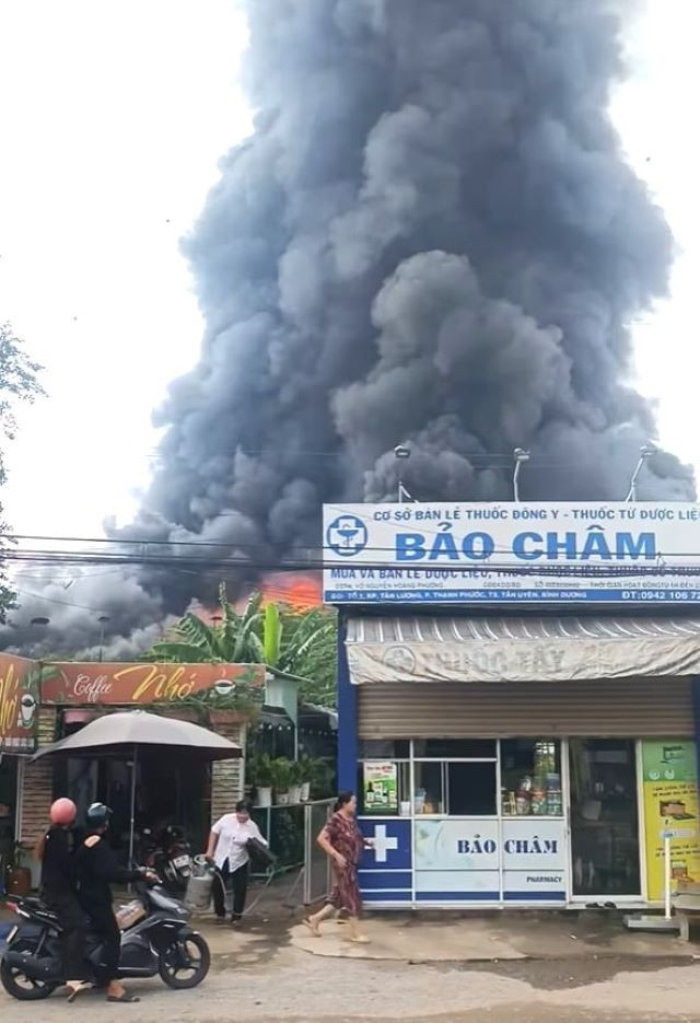 Người dân di chuyển đồ đạc vì sợ lửa cháy lan Người dân di chuyển đồ đạc vì sợ lửa cháy lan