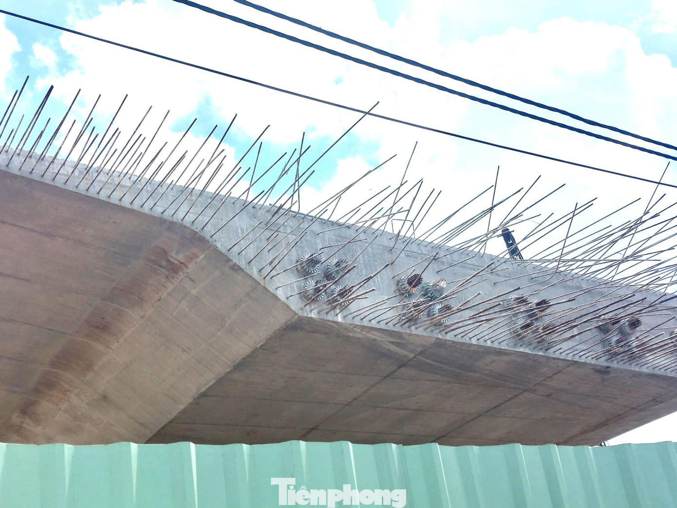 Dự án đường Vành đai 3 TPHCM, đoạn qua tỉnh Bình Dương dài 26,6km gồm dự án thành phần 5: Xây dựng đường Vành đai 3 đoạn qua tỉnh Bình Dương (bao gồm nút giao Tân Vạn và cầu Bình Gởi) và dự án thành phần 6: Bồi thường, hỗ trợ và tái định cư đường Vành đai 3 đoạn qua tỉnh Bình Dương. Tổng mức đầu tư của dự án, đoạn qua tỉnh Bình Dương là khoảng 19.280 tỷ đồng, trong đó dự án xây lắp khoảng 5.752 tỷ đồng và bồi thường, hỗ trợ tái định cư là 13.528 tỷ đồng. Tổng diện tích đất thu hồi là 85,86ha với khoảng 1.500 hộ dân, tổ chức bị ảnh hưởng. Dự án đường Vành đai 3 TPHCM, đoạn qua tỉnh Bình Dương dài 26,6km gồm dự án thành phần 5: Xây dựng đường Vành đai 3 đoạn qua tỉnh Bình Dương (bao gồm nút giao Tân Vạn và cầu Bình Gởi) và dự án thành phần 6: Bồi thường, hỗ trợ và tái định cư đường Vành đai 3 đoạn qua tỉnh Bình Dương. Tổng mức đầu tư của dự án, đoạn qua tỉnh Bình Dương là khoảng 19.280 tỷ đồng, trong đó dự án xây lắp khoảng 5.752 tỷ đồng và bồi thường, hỗ trợ tái định cư là 13.528 tỷ đồng. Tổng diện tích đất thu hồi là 85,86ha với khoảng 1.500 hộ dân, tổ chức bị ảnh hưởng.