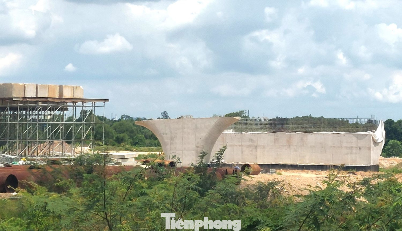 Đơn vị thi công đang thực hiện xây dựng trụ cầu vượt tại nút giao Bình Chuẩn Đơn vị thi công đang thực hiện xây dựng trụ cầu vượt tại nút giao Bình Chuẩn