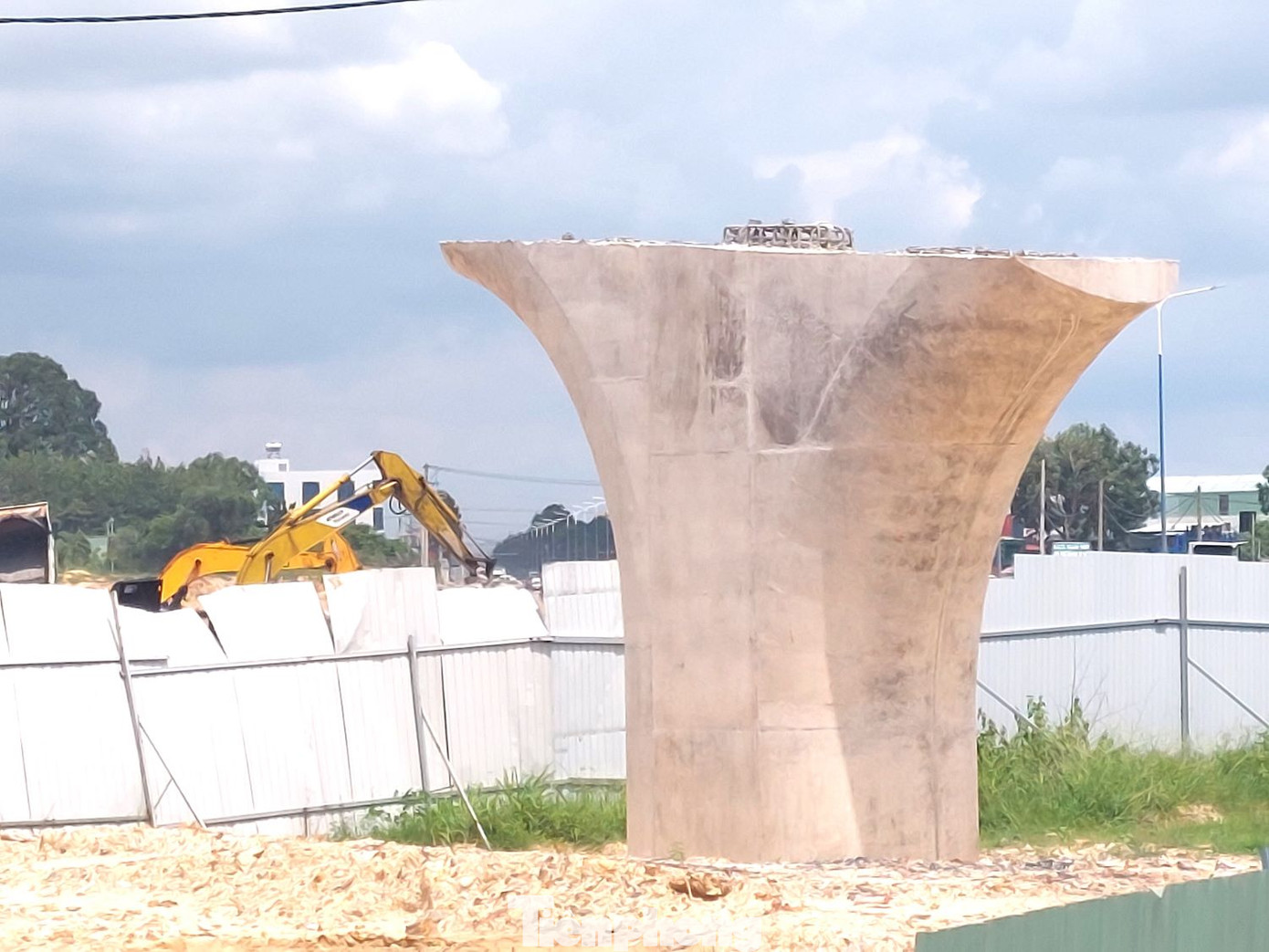 Đây là nút giao thông quan trọng do có nhiều xe tải, xe container chở hàng hóa, nguyên liệu cho các nhà máy, khu công nghiệp. Đây là nút giao thông quan trọng do có nhiều xe tải, xe container chở hàng hóa, nguyên liệu cho các nhà máy, khu công nghiệp.