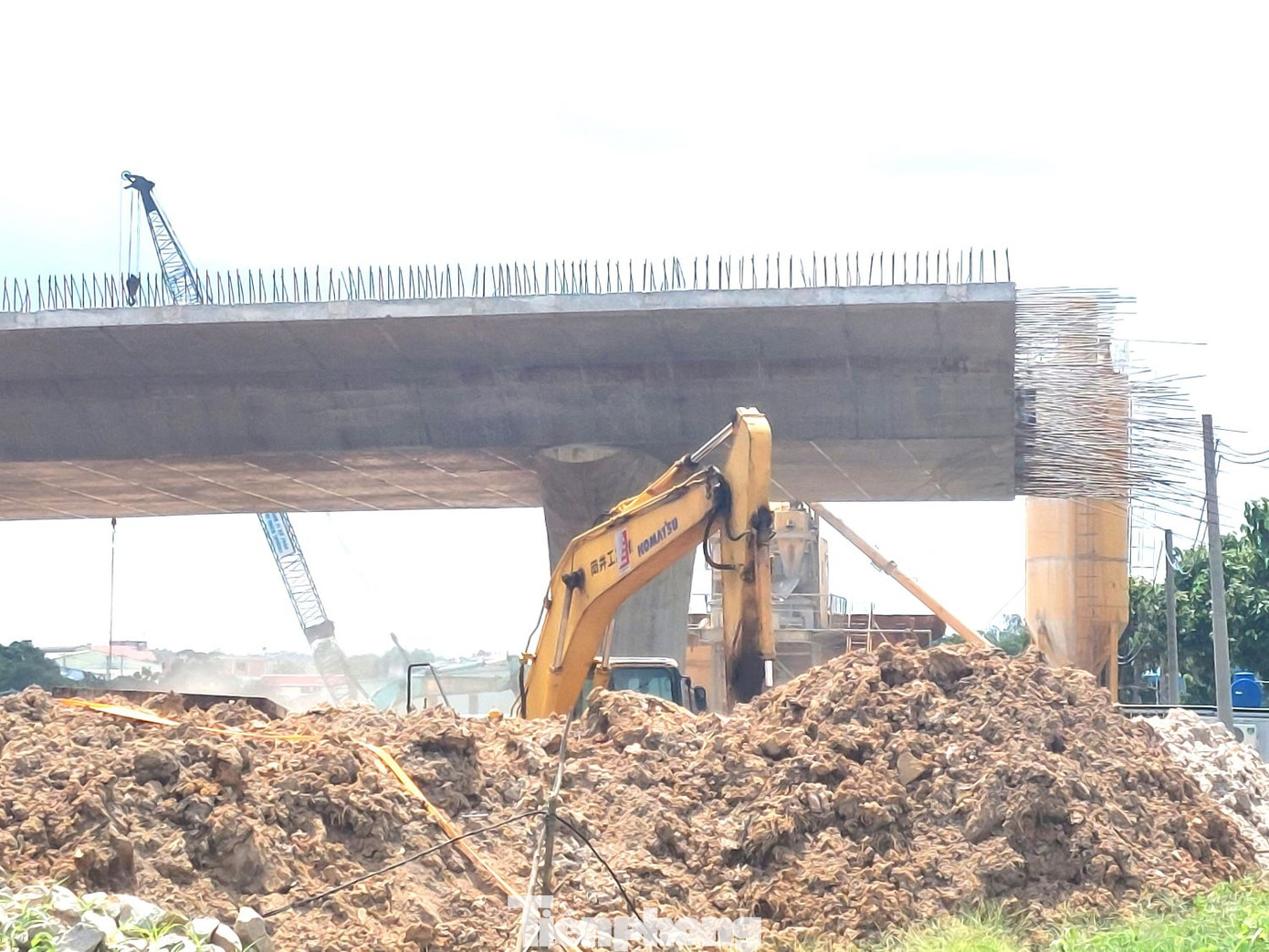 Nút giao Bình Chuẩn trên Vành đai 3 TP.HCM, giao với đường Mỹ Phước Tân Vạn (TP Thuận An, tỉnh Bình Dương) có chiều dài 1,3km, bao gồm phần đường cao tốc, cầu, hầm chui... có tổng vốn đầu tư gần 600 tỷ đồng. Nút giao Bình Chuẩn trên Vành đai 3 TP.HCM, giao với đường Mỹ Phước Tân Vạn (TP Thuận An, tỉnh Bình Dương) có chiều dài 1,3km, bao gồm phần đường cao tốc, cầu, hầm chui... có tổng vốn đầu tư gần 600 tỷ đồng.