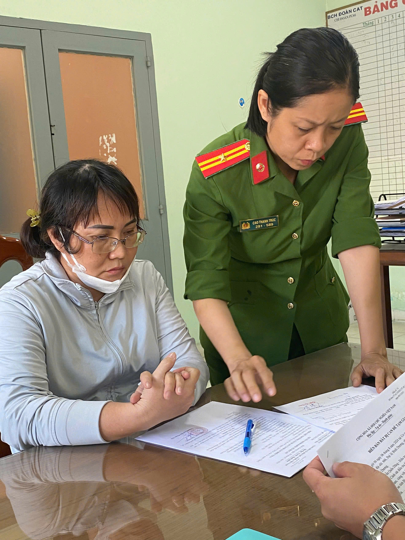 Ngô Thị Thương (bìa trái) bị khởi tố, bắt giam