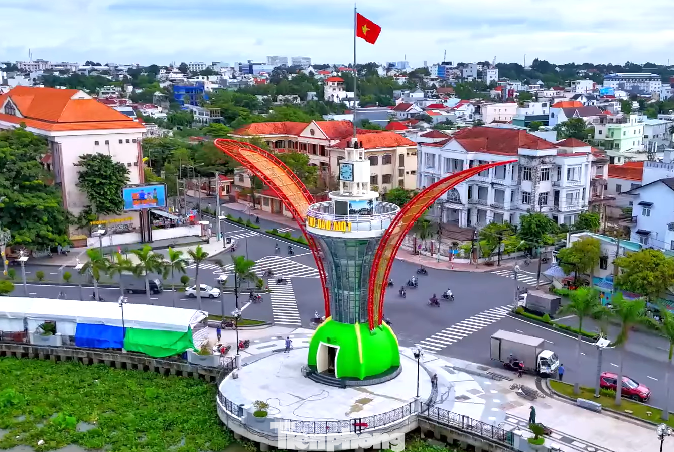 Một công trình khác được người dân tỉnh Bình Dương háo hức chờ đợi cũng hoàn thành đúng vào dịp lễ Quốc khánh 2/9 là tháp cánh hoa dầu. Một công trình khác được người dân tỉnh Bình Dương háo hức chờ đợi cũng hoàn thành đúng vào dịp lễ Quốc khánh 2/9 là tháp cánh hoa dầu.