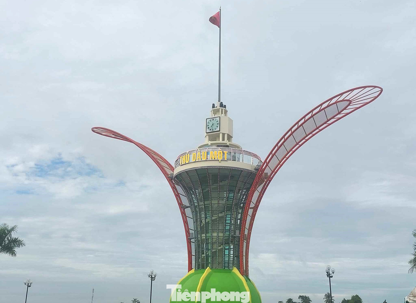 Công trình cánh hoa dầu mang đặc trưng của vùng đất Thủ Dầu Một này được xây dựng hoàn thành kịp kế hoạch để khánh thành dịp lễ Quốc khánh 2/9 tới.