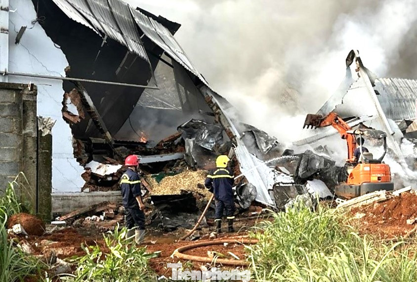 Ghi nhận tại hiện trường, bên trong nhà xưởng lửa cháy dữ dội, cột khói bốc cao, một phần xưởng đã bị cháy. Cảnh sát phòng cháy, chữa cháy rất nỗ lực để khống chế đám cháy.