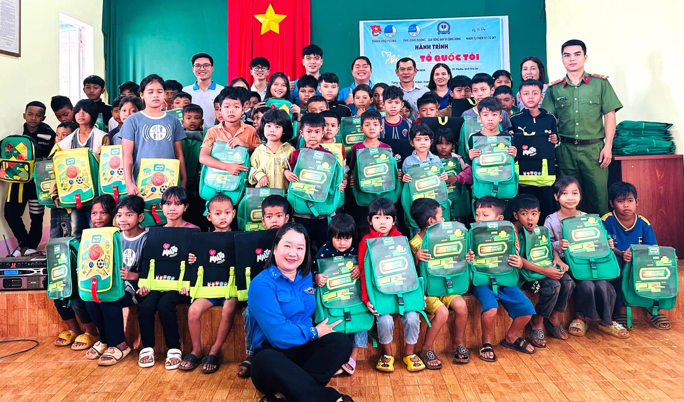 Thiếu nhi người đồng bào dân tộc thiểu số được tặng balo trong chương trình "Tiếp sức đến trường".