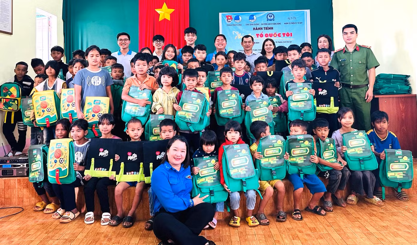 Thiếu nhi người đồng bào dân tộc thiểu số được tặng balo trong chương trình "Tiếp sức đến trường". Thiếu nhi người đồng bào dân tộc thiểu số được tặng balo trong chương trình "Tiếp sức đến trường".