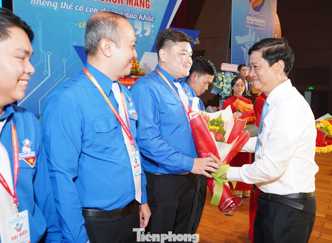 Phó Bí thư Tỉnh ủy, Chủ tịch UBND tỉnh Bình Dương Võ Văn Minh tặng hoa chúc mừng ủy viên Ủy ban Hội LHTN Việt Nam tỉnh Bình Dương. Phó Bí thư Tỉnh ủy, Chủ tịch UBND tỉnh Bình Dương Võ Văn Minh tặng hoa chúc mừng ủy viên Ủy ban Hội LHTN Việt Nam tỉnh Bình Dương.