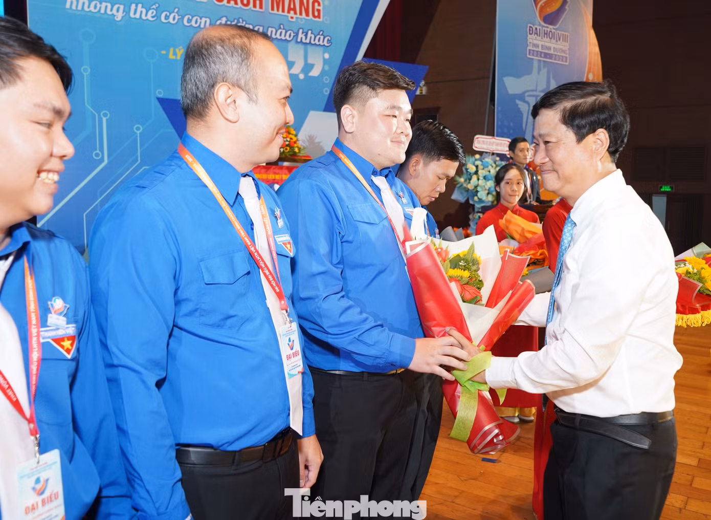 Phó Bí thư Tỉnh ủy, Chủ tịch UBND tỉnh Bình Dương Võ Văn Minh tặng hoa chúc mừng ủy viên Ủy ban Hội LHTN Việt Nam tỉnh Bình Dương.