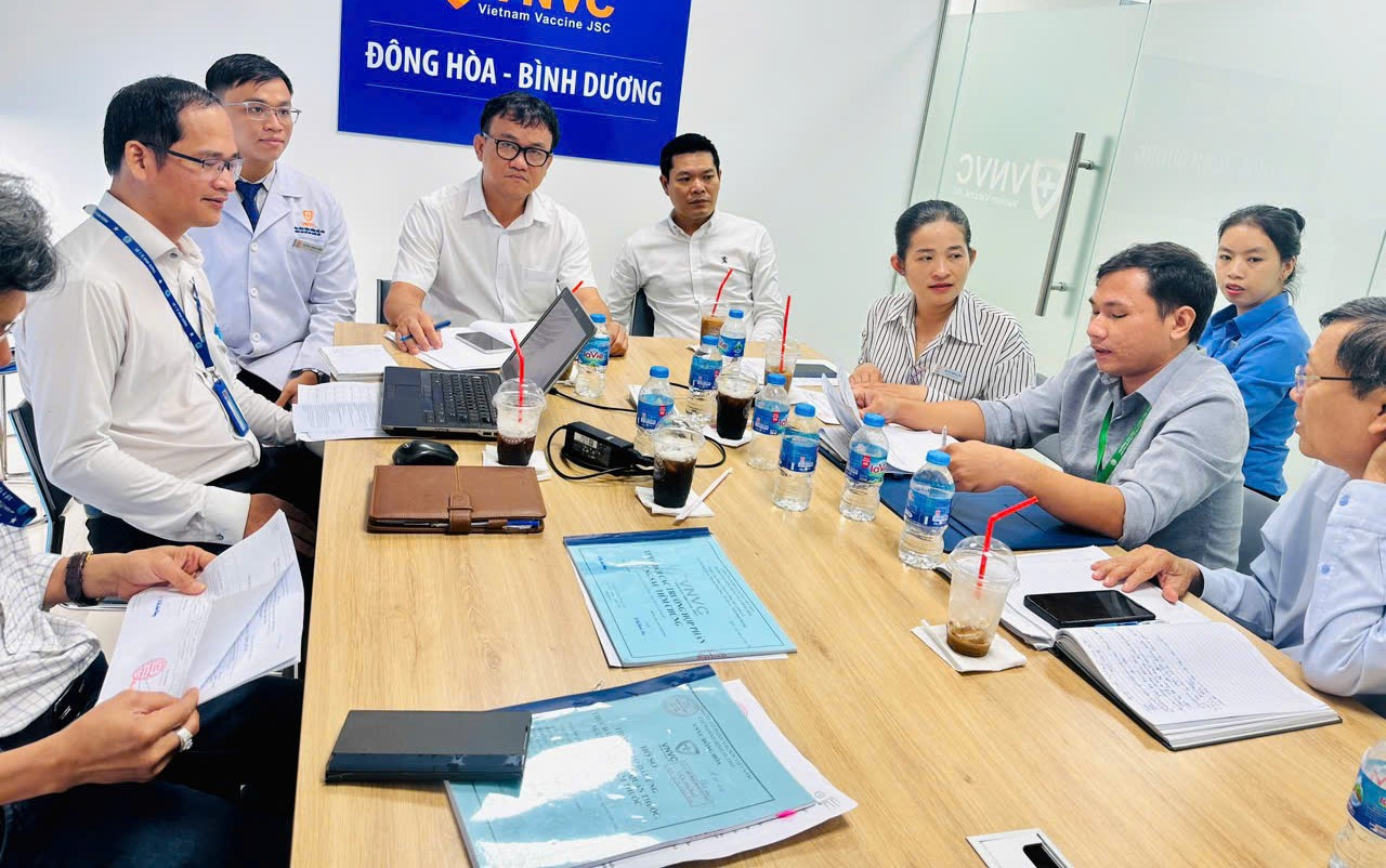 Phó giám đốc Sở Y tế tỉnh Bình Dương Huỳnh Minh Chín (thứ tư từ trái sang) chủ trì họp với các đơn vị chuyên môn bàn phương án ứng phó dịch sởi