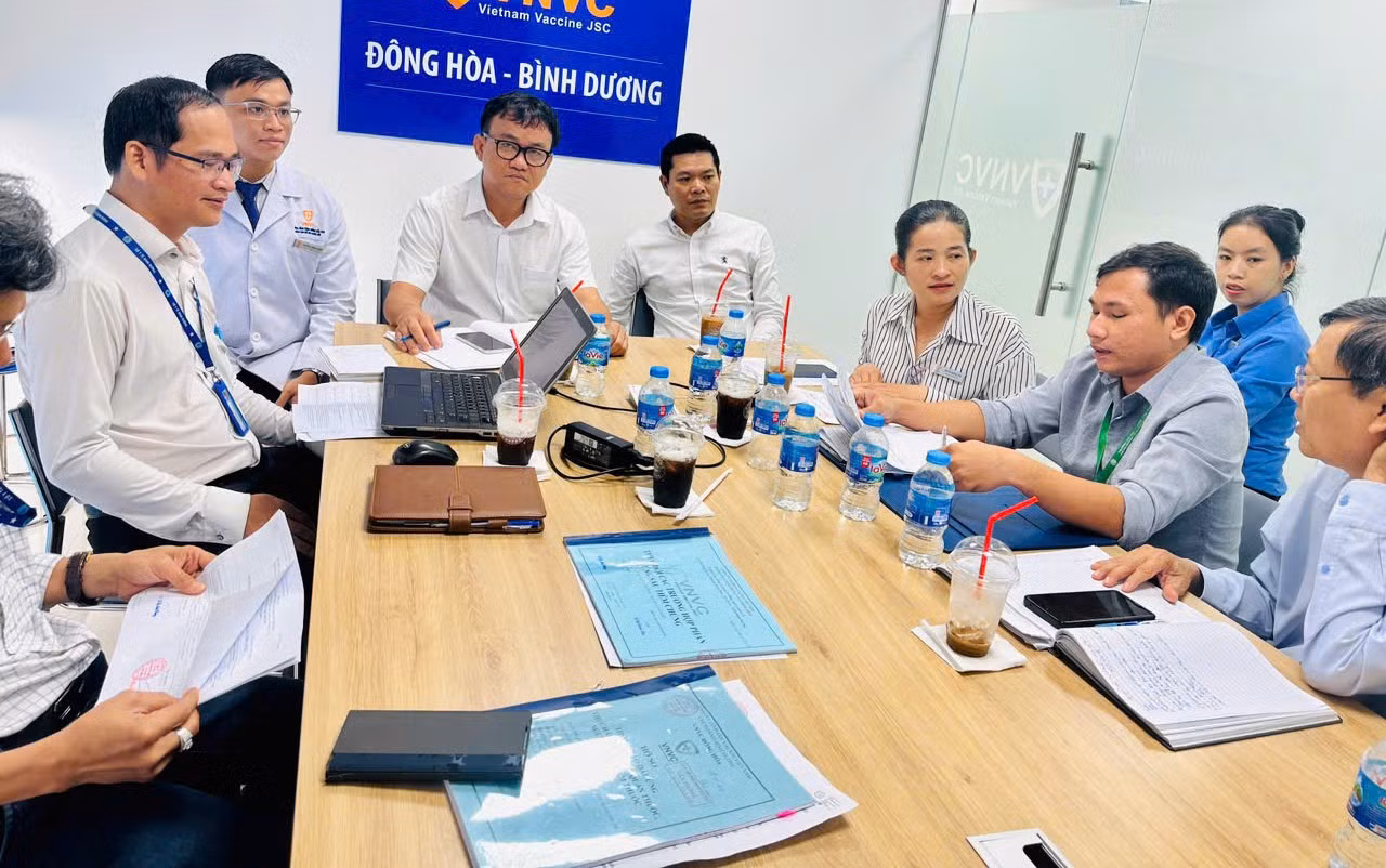 Phó giám đốc Sở Y tế tỉnh Bình Dương Huỳnh Minh Chín (thứ tư từ trái sang) chủ trì họp với các đơn vị chuyên môn bàn phương án ứng phó dịch sởi