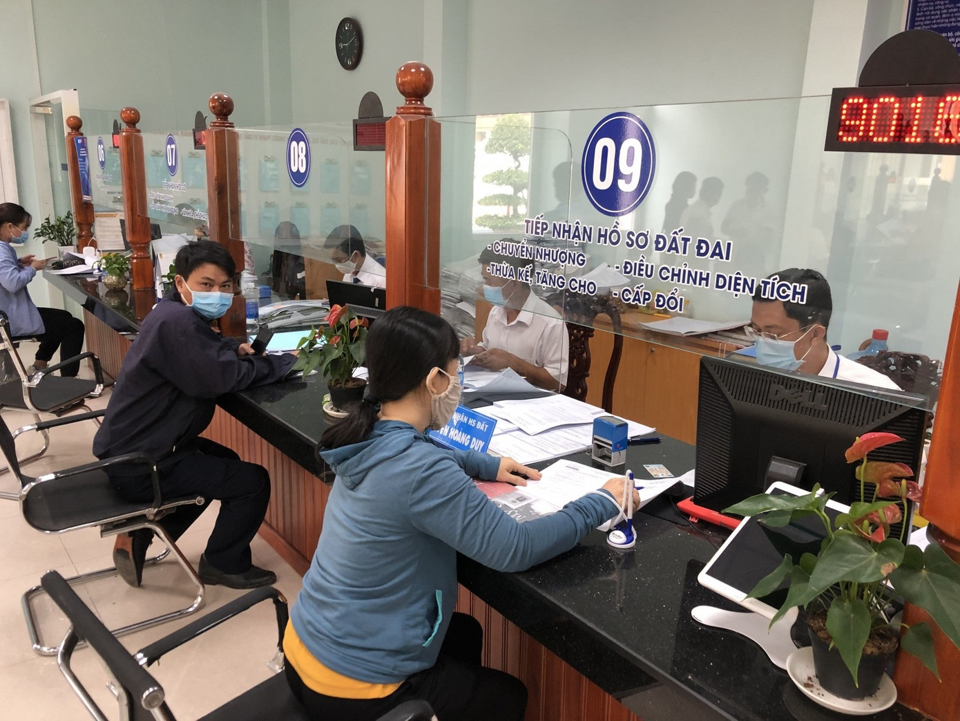 Người dân giải quyết thủ tục hành chính tại Văn phòng một cửa ở Bình Dương