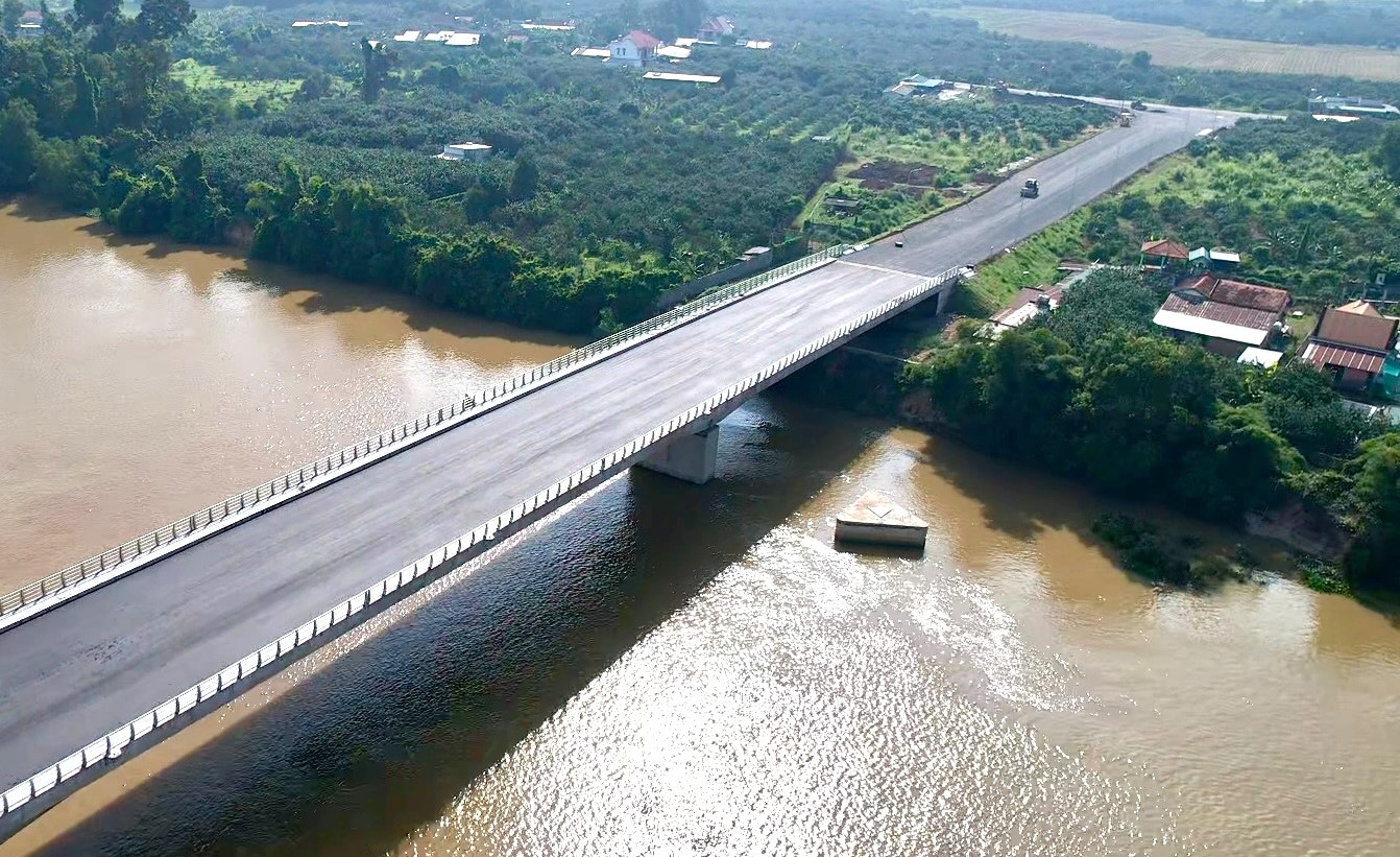 Ngày 31/8, thông tin từ Ban Quản lý dự án đầu tư xây dựng công trình giao thông tỉnh Bình Dương cho biết, dự án cầu Bạch Đằng 2 bắc qua sông Đồng Nai nối huyện Vĩnh Cửu (tỉnh Đồng Nai) và thành phố Tân Uyên (tỉnh Bình Dương) đã cơ bản hoàn thành, về đích đúng dịp lễ Quốc khánh 2/9. Ngày 31/8, thông tin từ Ban Quản lý dự án đầu tư xây dựng công trình giao thông tỉnh Bình Dương cho biết, dự án cầu Bạch Đằng 2 bắc qua sông Đồng Nai nối huyện Vĩnh Cửu (tỉnh Đồng Nai) và thành phố Tân Uyên (tỉnh Bình Dương) đã cơ bản hoàn thành, về đích đúng dịp lễ Quốc khánh 2/9.