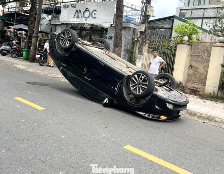 Ô tô lật ngửa giữa đường
