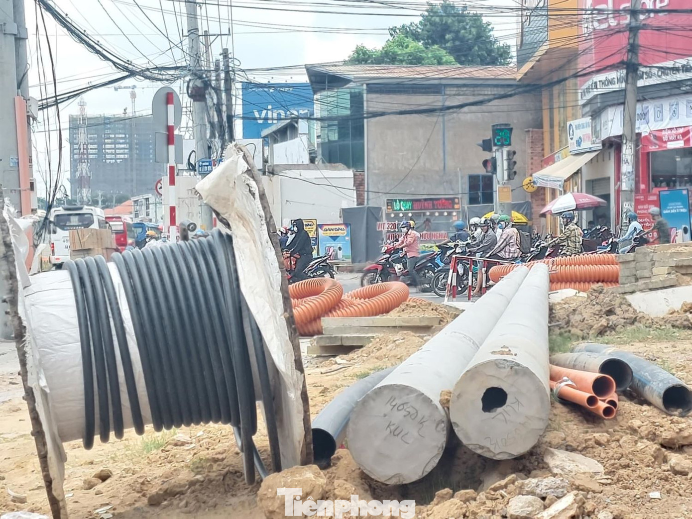 Đoạn thứ ba đi qua thành phố Thuận An (dài 4,15km) đã bàn giao được 88% mặt bằng, số còn lại dự kiến cũng sẽ bàn giao trong quý này. Đoạn thứ ba đi qua thành phố Thuận An (dài 4,15km) đã bàn giao được 88% mặt bằng, số còn lại dự kiến cũng sẽ bàn giao trong quý này.