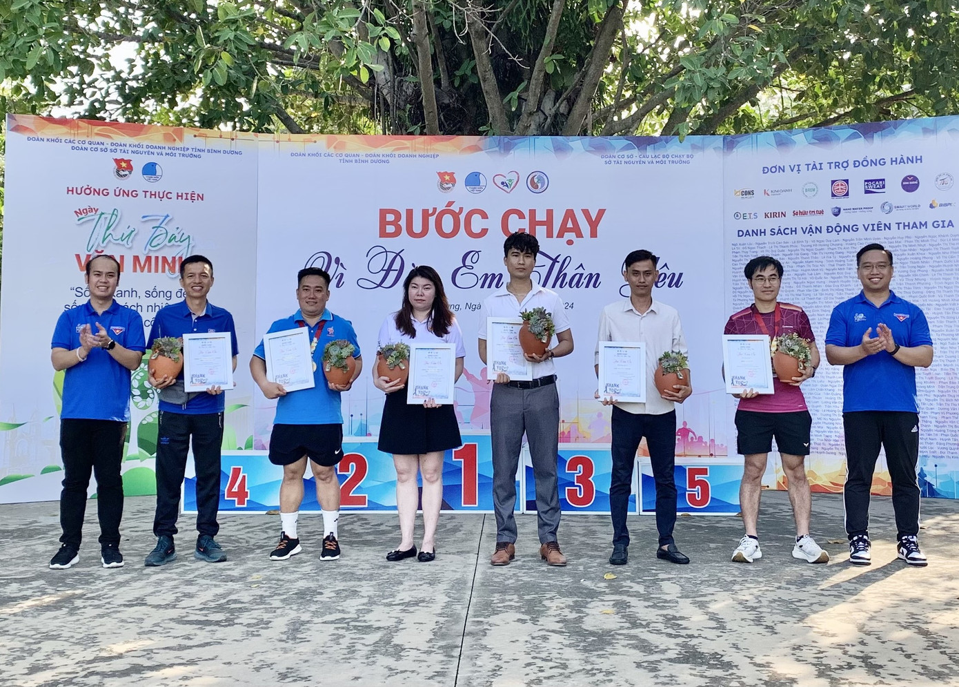 Ban tổ chức tặng quà và thư cảm ơn các đơn vị đồng hành