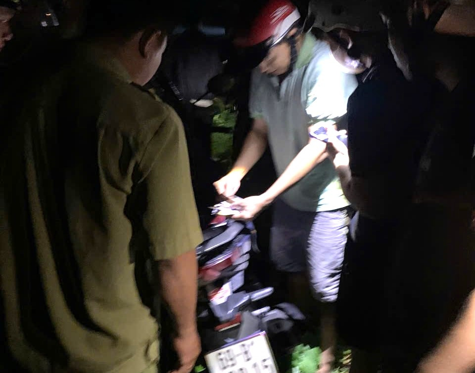 Lực lượng chức năng tìm thấy xe máy trong bụi cây và giao trả lại cho chủ sở hữu. Lực lượng chức năng tìm thấy xe máy trong bụi cây và giao trả lại cho chủ sở hữu.