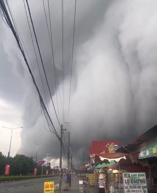 Khoảng 17h chiều 31/8, mây đen cuồn cuộn kéo đến, bao trùm bầu trời khu vực tỉnh Bình Dương trước khi đổ mưa. Những ngày qua, tại tỉnh Bình Dương đều có mưa. Khoảng 17h chiều 31/8, mây đen cuồn cuộn kéo đến, bao trùm bầu trời khu vực tỉnh Bình Dương trước khi đổ mưa. Những ngày qua, tại tỉnh Bình Dương đều có mưa.