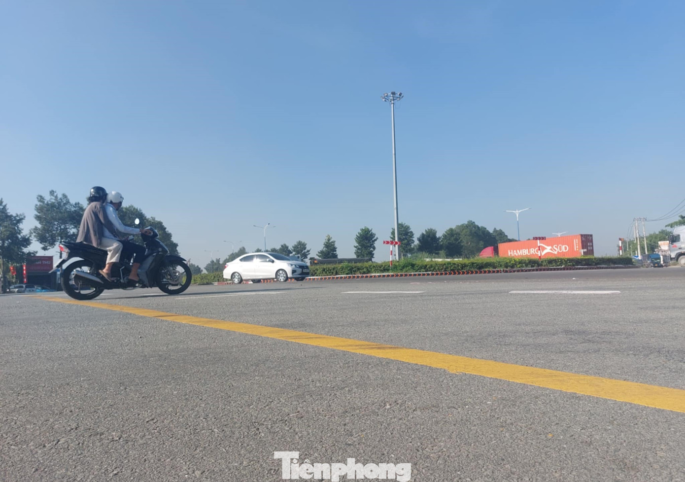 Vòng xoay Định Hòa thường xảy ra lật xe container do thiết kế rộng hơn đường. Mặt đường quanh vòng xoay ở bên trong cao, bên ngoài thấp. Khi xe container đi vào vòng xoay sẽ tạo ra độ nghiêng, đồng thời tài xế phải đánh lái để ôm cua nên dễ dẫn tới lật xe. Vòng xoay Định Hòa thường xảy ra lật xe container do thiết kế rộng hơn đường. Mặt đường quanh vòng xoay ở bên trong cao, bên ngoài thấp. Khi xe container đi vào vòng xoay sẽ tạo ra độ nghiêng, đồng thời tài xế phải đánh lái để ôm cua nên dễ dẫn tới lật xe.