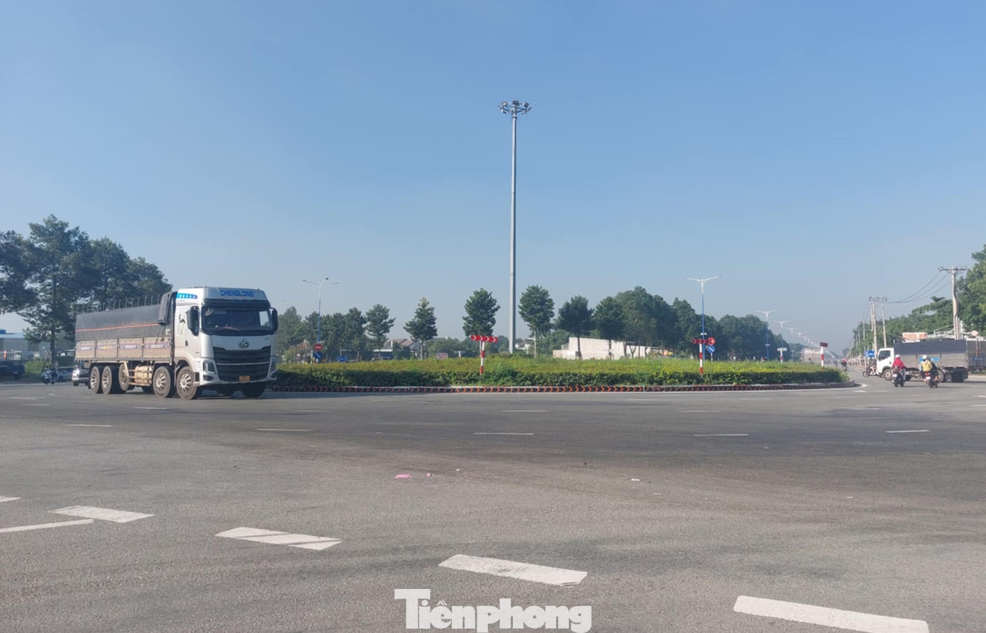 Các cơ quan chức năng tỉnh Bình Dương dự kiến sẽ tháo bỏ hai vòng xoay gồm vị trí qua phường Định Hòa (TP Thủ Dầu Một) và một vòng xoay tại phường Thới Hòa (TP Bến Cát). Hai vị trí này thường xuyên xảy ra lật xe container. Các cơ quan chức năng tỉnh Bình Dương dự kiến sẽ tháo bỏ hai vòng xoay gồm vị trí qua phường Định Hòa (TP Thủ Dầu Một) và một vòng xoay tại phường Thới Hòa (TP Bến Cát). Hai vị trí này thường xuyên xảy ra lật xe container.