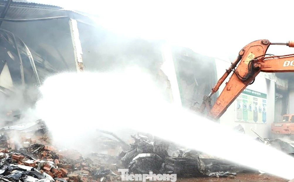 Nhận tin báo, Phòng Cảnh sát Phòng cháy chữa cháy và cứu nạn cứu hộ, Công an tỉnh Bình Phước đã điều 10 xe chữa cháy, cùng hơn 60 cán bộ, chiến sĩ nhanh chóng có mặt tại hiện trường, triển khai các phương án dập lửa.