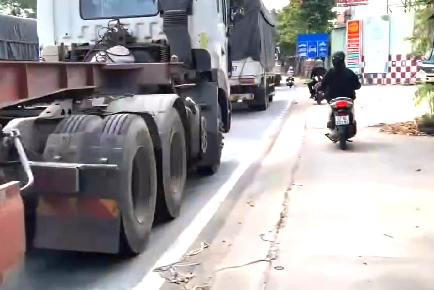 Hình ảnh xe container, xe tải lấn làn, ép xe máy lên lề trên tuyến Mỹ Phước Tân Vạn. Ảnh: Chụp sáng 13/8. Công an tỉnh Bình Dương cho biết sẽ trích xuất hình ảnh để xử phạt nguội đối với trường hợp vi phạm.