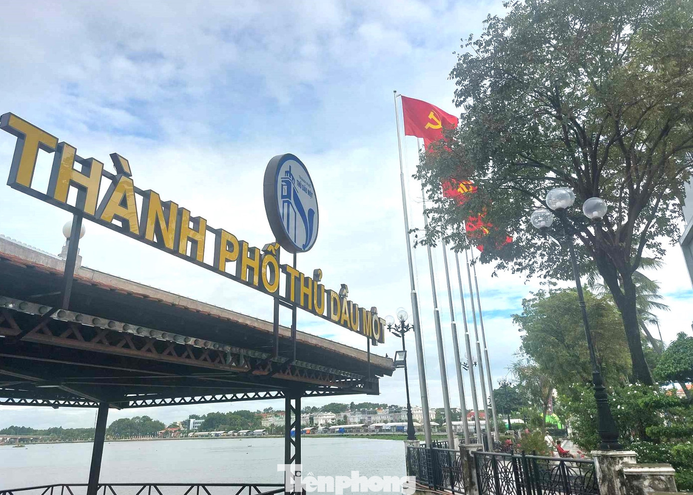 Đại diện UBND thành phố Thủ Dầu Một cho biết, dịp Kỷ niệm Ngày Cách mạng tháng 8 và Quốc khánh 2/9, thành phố tổ chức các chuỗi hoạt động, sự kiện văn hóa, văn nghệ, thể dục thể thao, trò chơi dân gian tại khu vực phố đi bộ Bạch Đằng, nơi có công trình hoa dầu. Phố đi bộ Bạch Đằng có chiều dài gần 1km